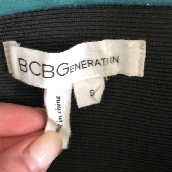 Adorable turquoise BCBGeneration miniskirt - Picture 3 of 4